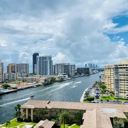 Trendy Miami Apartment Walk To The Beach